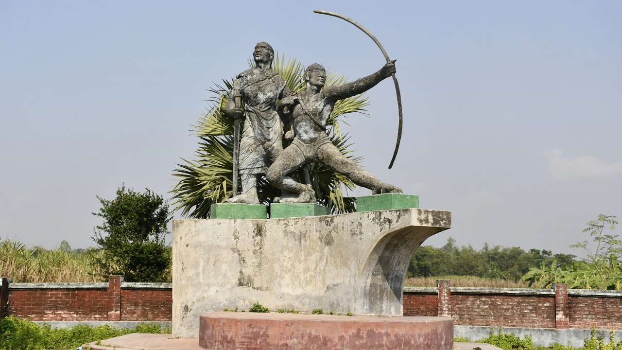 জয়পুরহাটে মুক্তিযুদ্ধের ভাস্কর্য। ছবি : কালবেলা