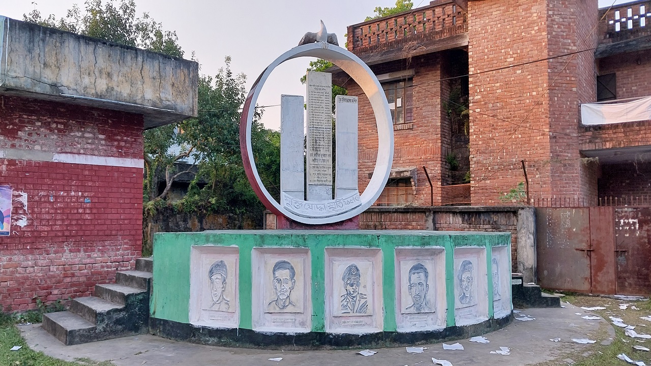 বাগেরহাটের মোড়েলগঞ্জ মুক্তিযুদ্ধ স্মৃতিফলক। ছবি : কালবেলা