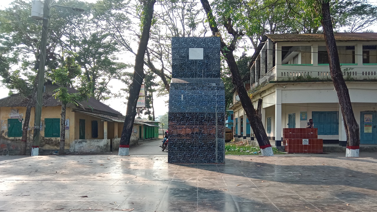 বরগুনায় মুক্তিযুদ্ধের স্মৃতিস্তম্ভ। ছবি : কালবেলা