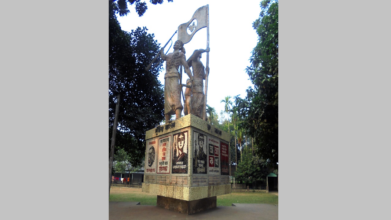 সিরাজগঞ্জে মুক্তিযুদ্ধের ভাস্কর্য। ছবি : কালবেলা
