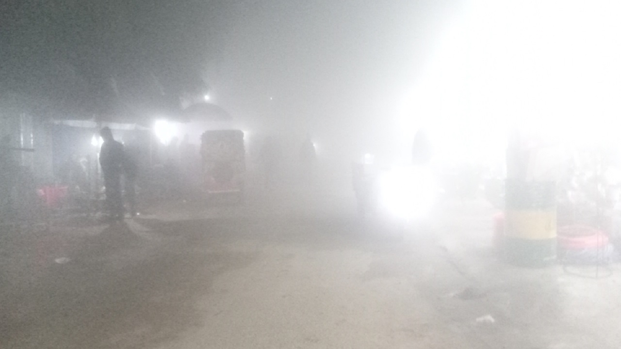 পাটগ্রামে ঘন কুয়াশায় হেডলাইট জ্বালিয়ে চলছে যানবাহন। ছবি : কালবেলা