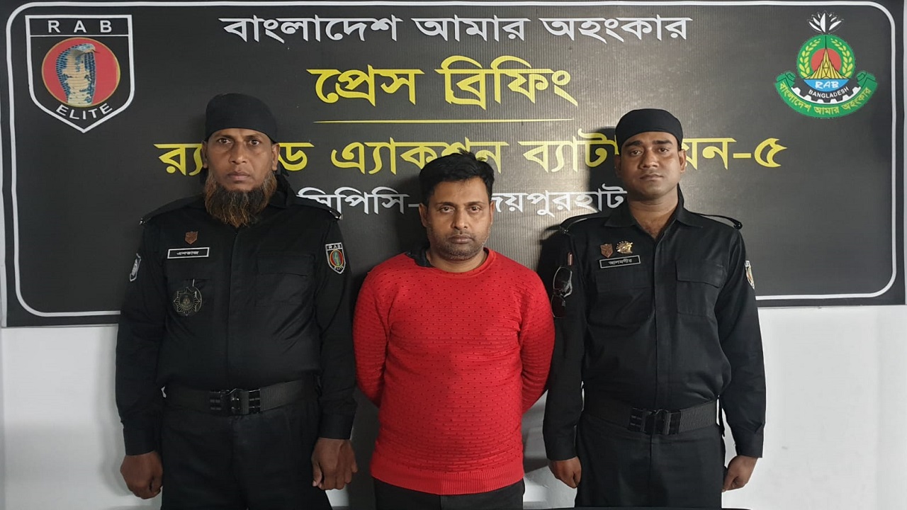 লাক্স সাবানের প্যাকেটে ৮ হাজার ৫৫০ পিস ইয়াবাসহ গ্রেপ্তার হয় বুলবুল আহম্মদ। ছবি : সংগৃহীত