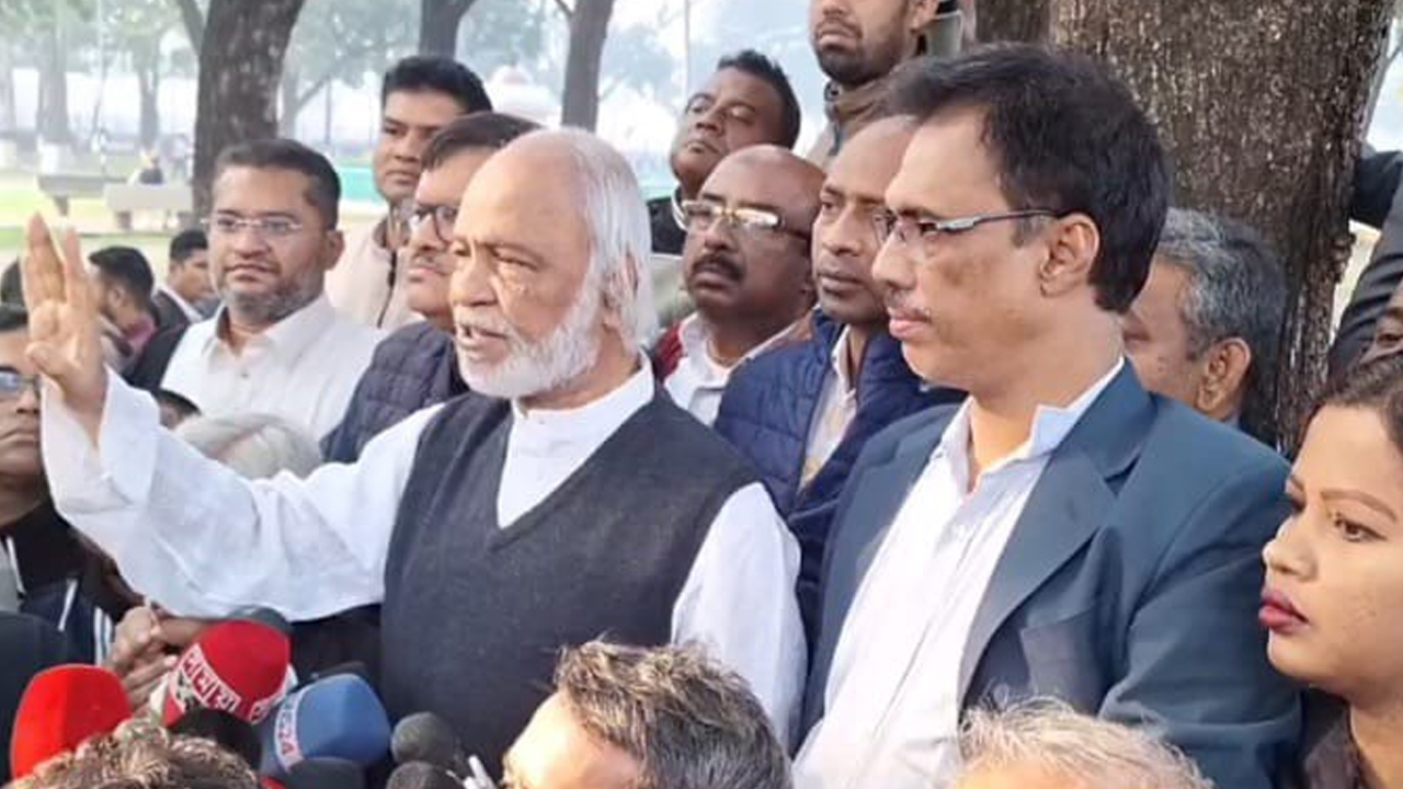 মিরপুর শহীদ বুদ্ধিজীবী স্মৃতিসৌধে শ্রদ্ধা নিবেদন শেষে বিএনপির স্থায়ী কমিটির সদস্য ড. আবদুল মঈন খান। ছবি : কালবেলা