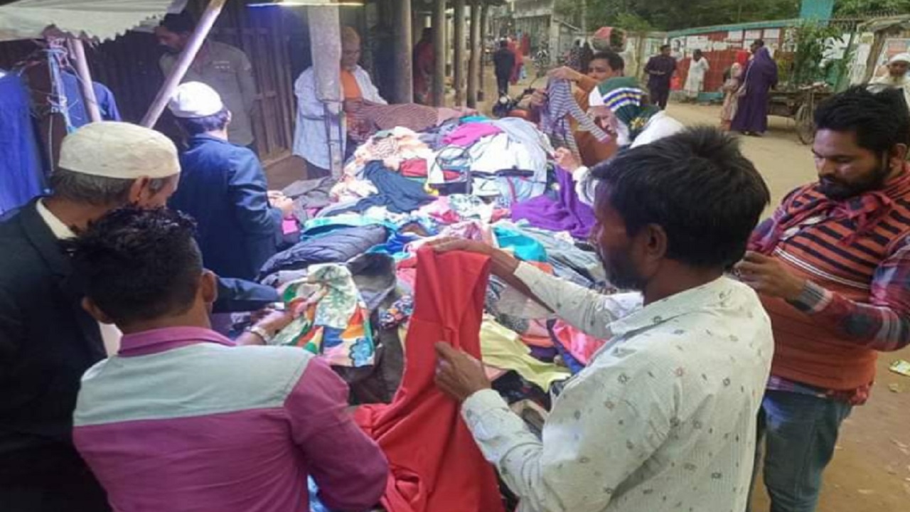 নেত্রকোনার কেন্দুয়ার শীত নিবারণের জন্য গরম কাপড়ের দোকানগুলোতে ক্রেতারা ভিড় করছেন। ছবি : কালবেলা