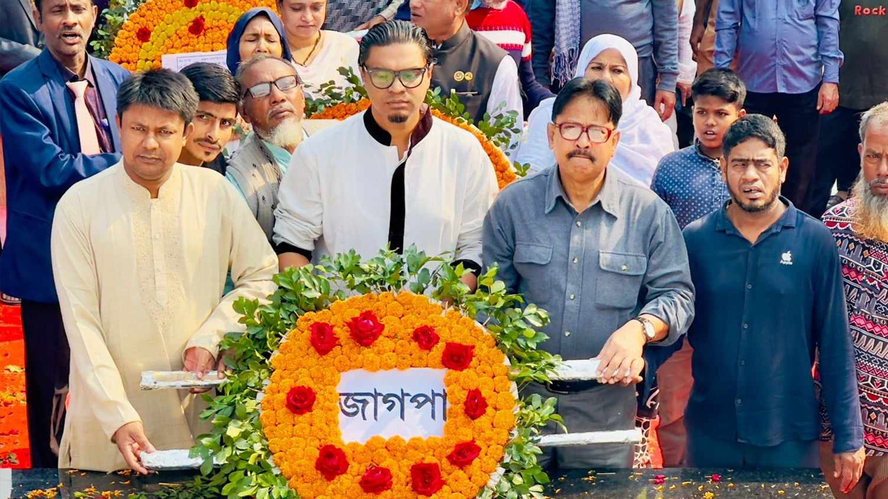 জাগপা সহসভাপতি ও মুখপাত্র রাশেদ প্রধানের শহীদ বুদ্ধিজীবী সৌধে ফুলেল শ্রদ্ধা নিবেদন। ছবি : কালবেলা