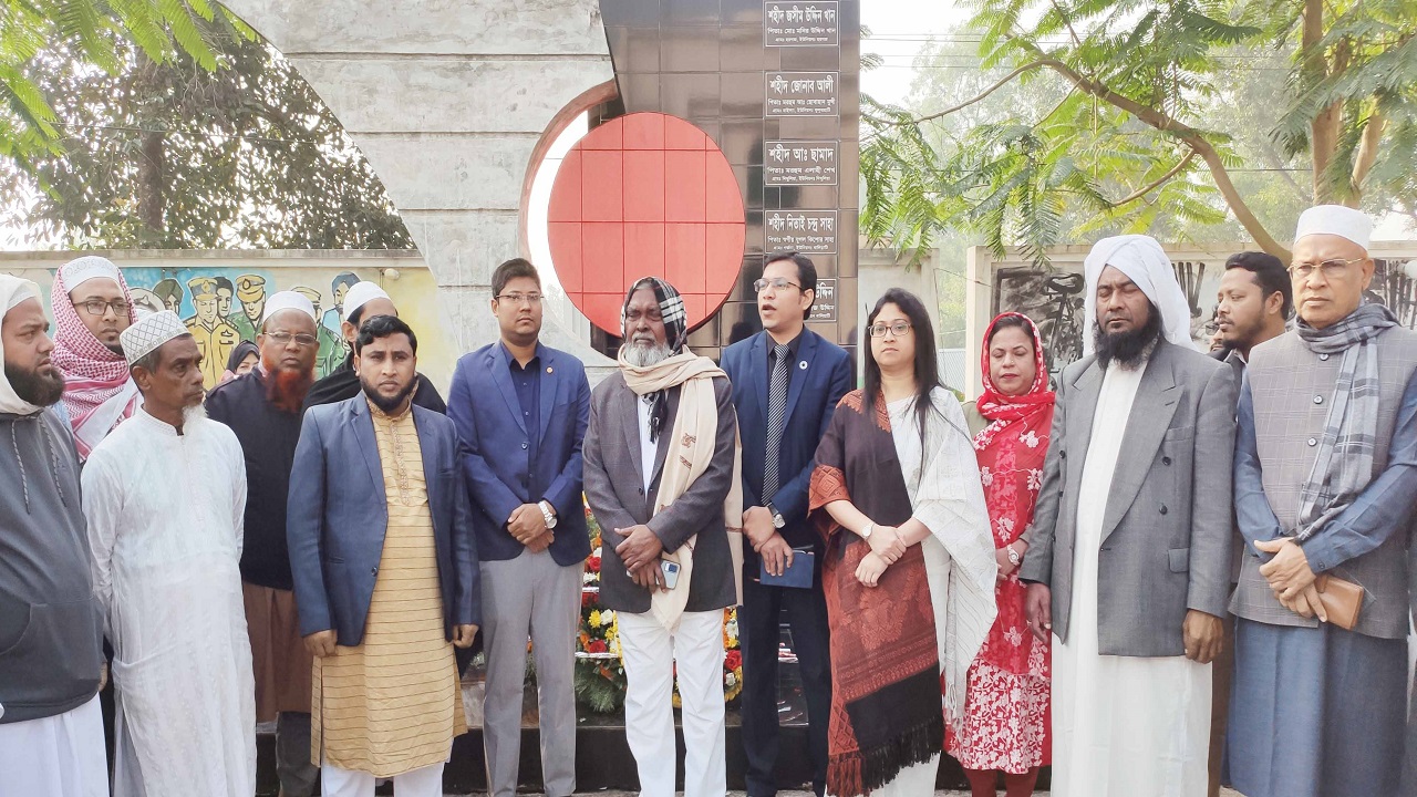 সাটুরিয়া উপজেলা পরিষদ চত্বরে অবস্থিত শহীদ বেদীতে শহীদ বুদ্ধিজীবীদের শ্রদ্ধা জানানো হয়। ছবি : কালবেলা