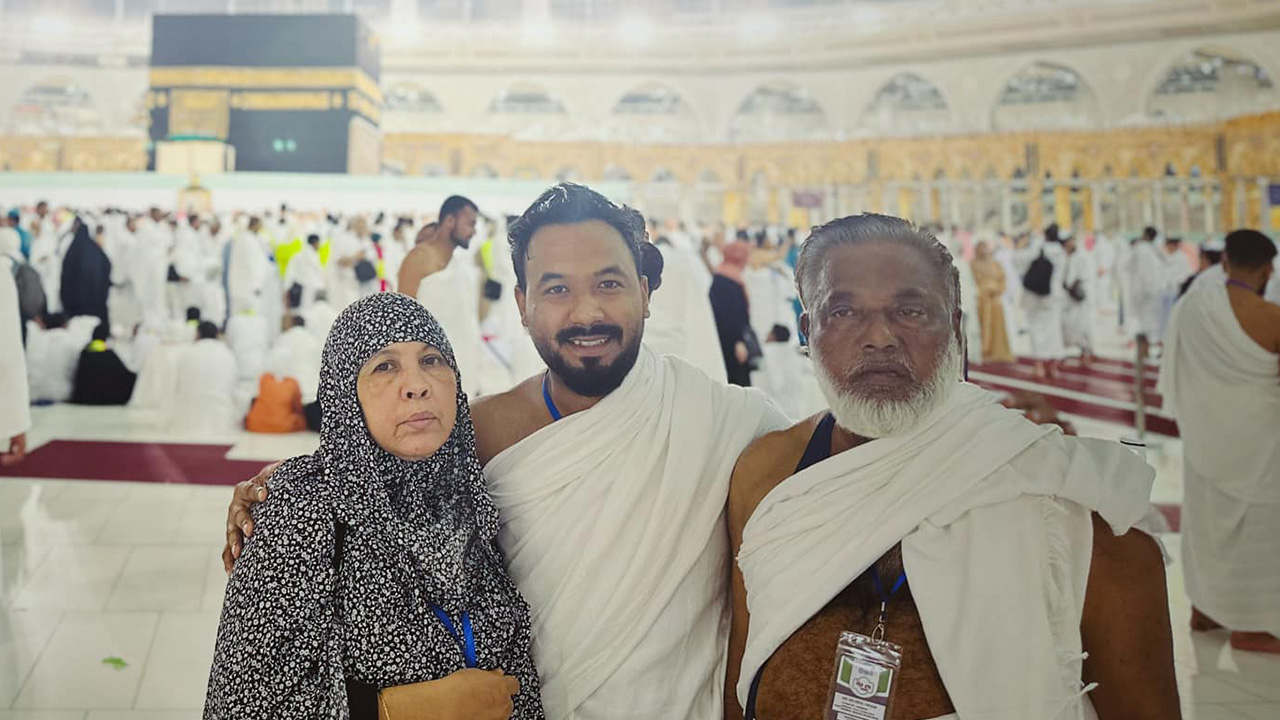 বাবা-মায়ের সঙ্গে জিয়াউল হক পলাশ। ছবি : সংগৃহীত