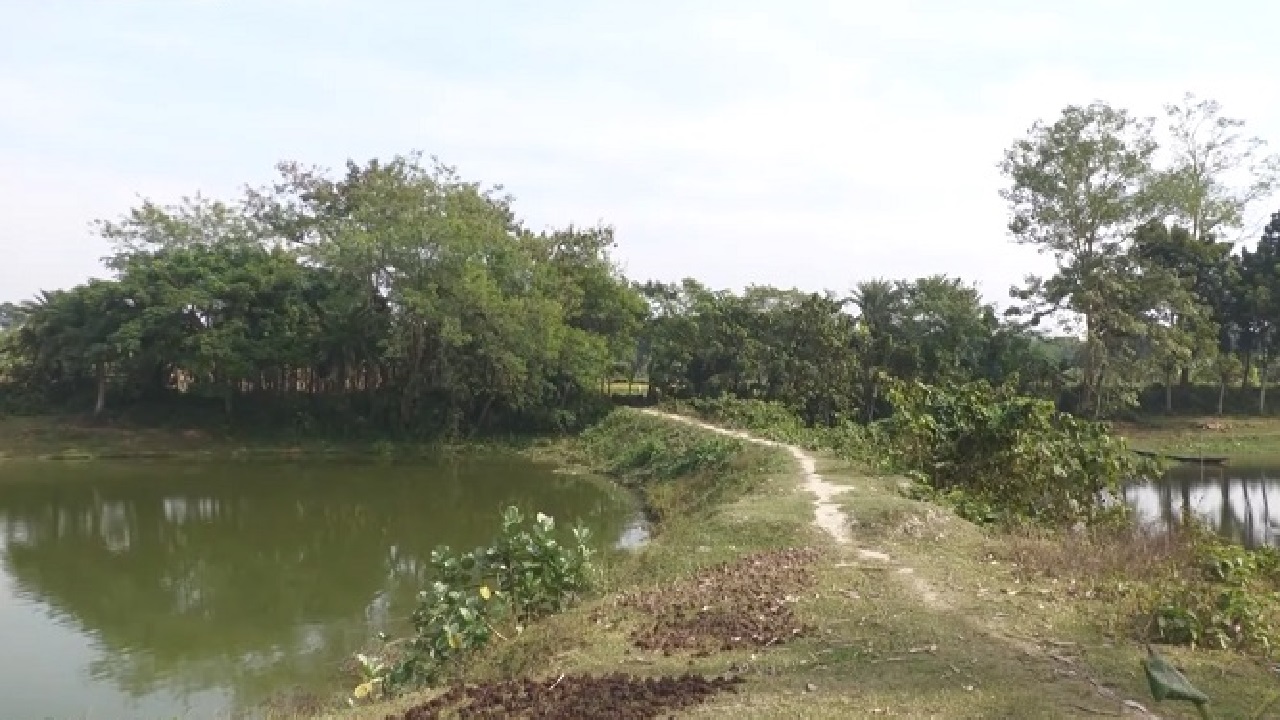 বাঁধ দিয়ে নদীর স্বাভাবিক প্রবাহ বাধাগ্রস্ত করেছে প্রভাবশালীরা। ছবি : সংগৃহীত