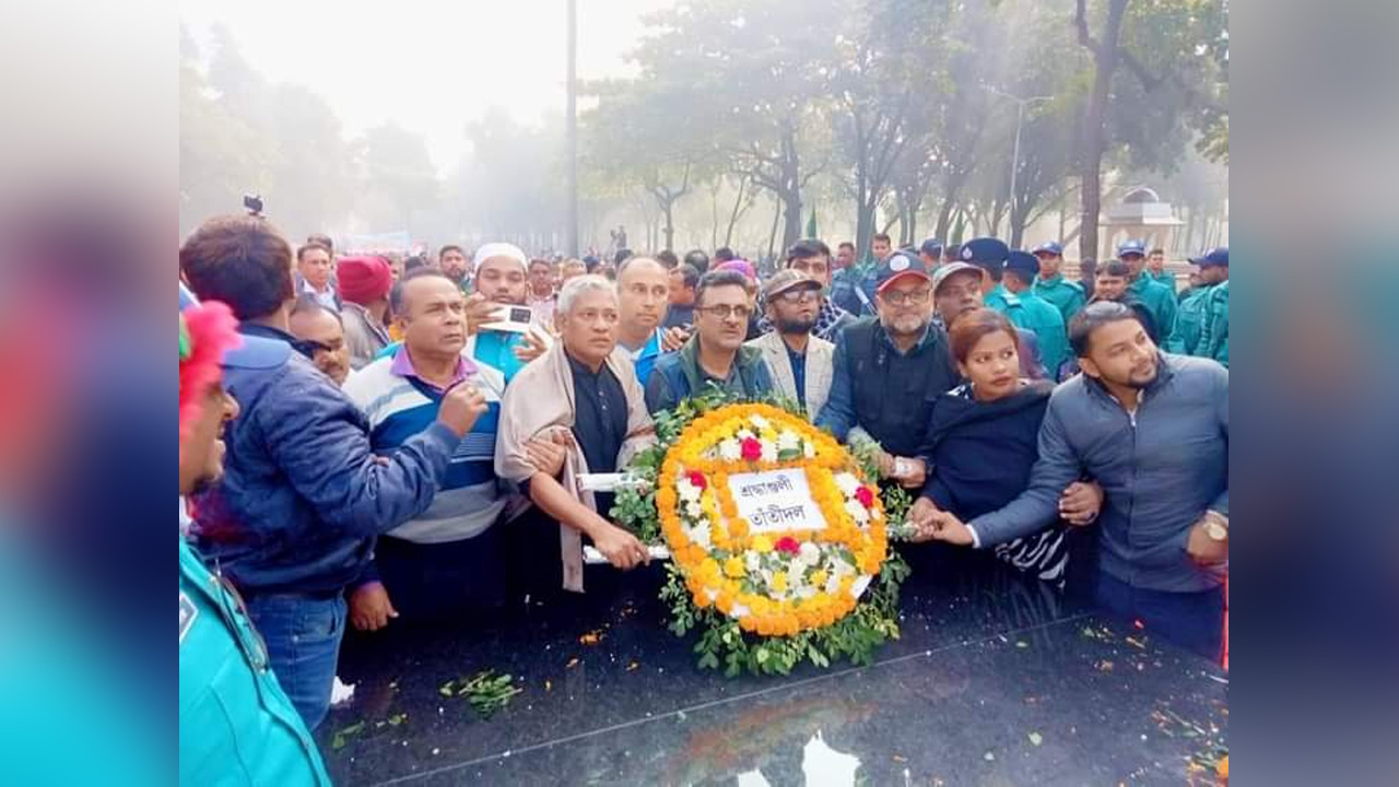 স্মৃতিসৌধে ফুলেল শ্রদ্ধা নিবেদন করেছে জাতীয়তাবাদী তাঁতী দল। ছবি : কালবেলা