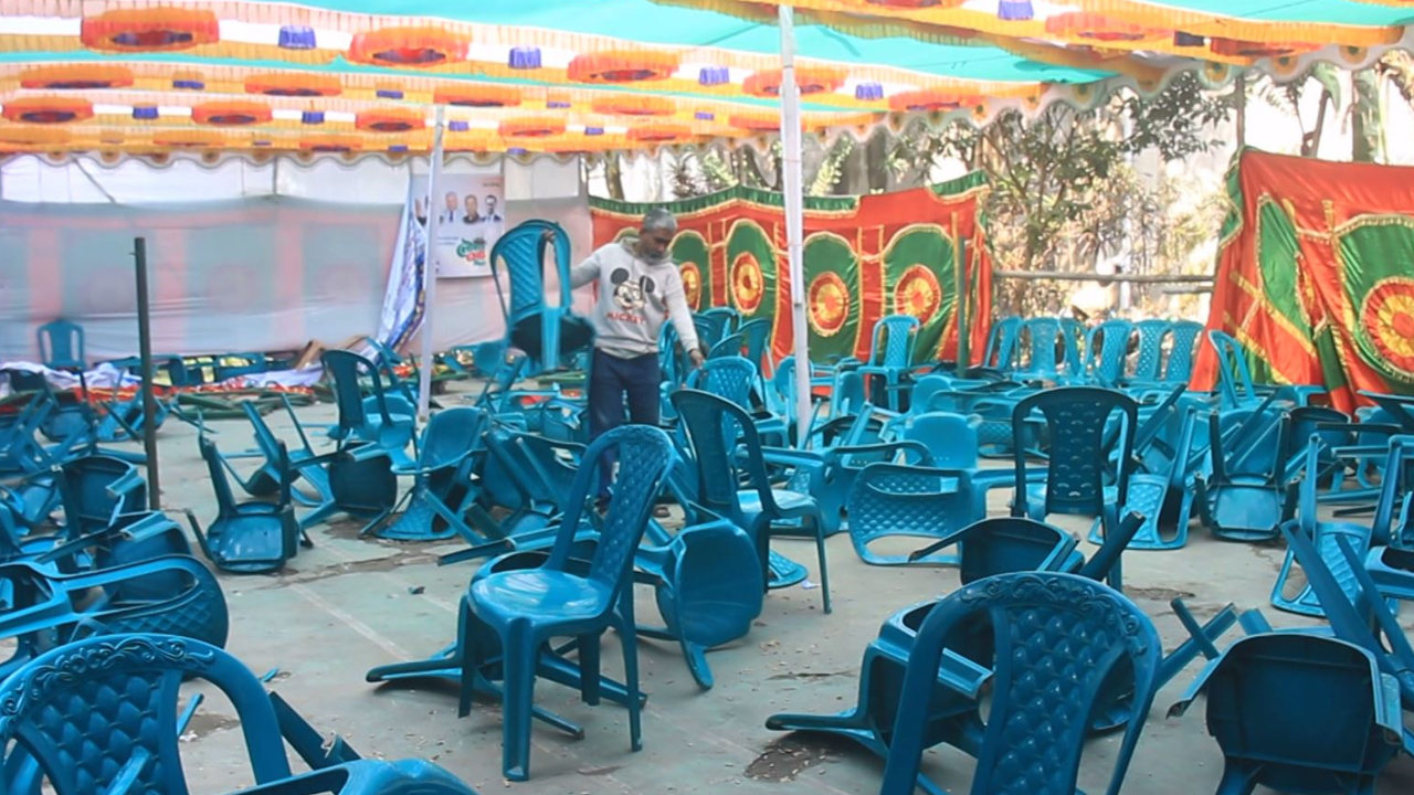 সভাস্থলের ভাঙচুর করা চেয়ার। ছবি : কালবেলা