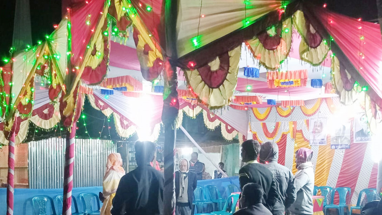 হরিশংকরপুর গ্রামে নির্বাচনী প্রচার কার্যালয়ে ভ্রাম্যমাণ আদালতের অভিযান। ছবি : কালবেলা