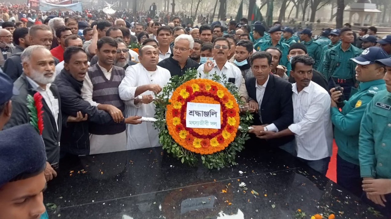 বুদ্ধিজীবী স্মৃতিসৌধে শ্রদ্ধা নিবেদন করেছে জাতীয়তাবাদী মৎস্যজীবী দল। ছবি : কালবেলা