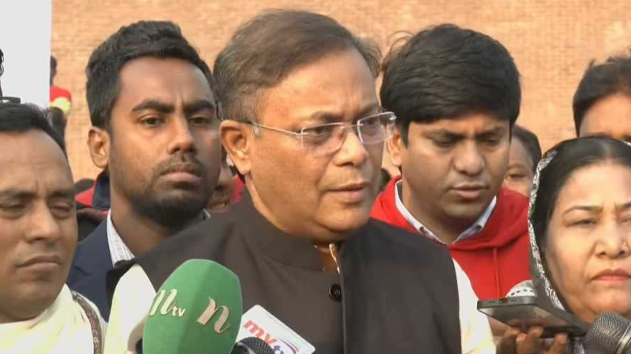 বুদ্ধিজীবী স্মৃতিসৌধে শ্রদ্ধা নিবেদন শেষে সাংবাদিকদের সামনে তথ্য ও সম্প্রচারমন্ত্রী ড. হাছান মাহমুদ। ছবি : সংগৃহীত