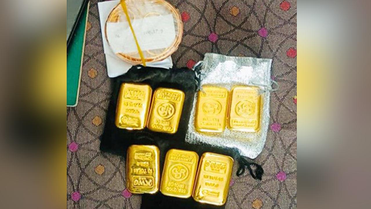 আটক যাত্রীর কাছ থেকে উদ্ধার স্বর্ণের বার ও স্বর্ণালঙ্কার। ছবি : কালবেলা