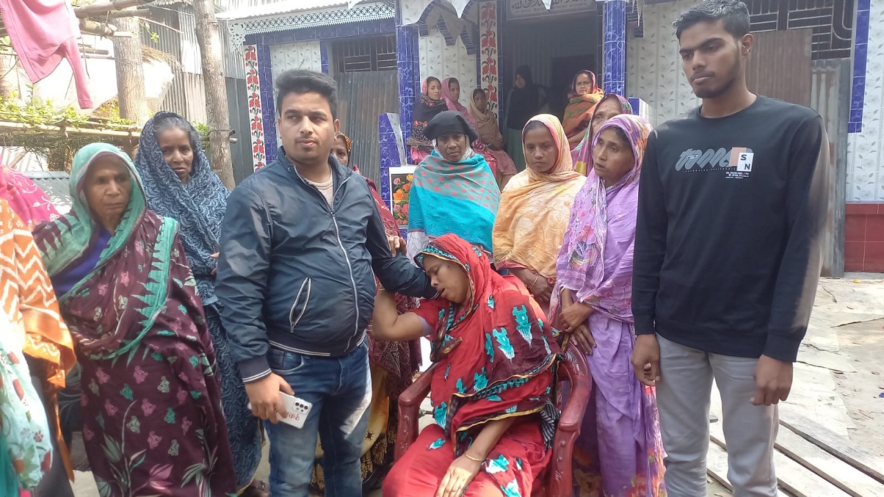 নিহতের খবরে বাড়িতে শোকের ছায়া নেমে আসে। ছবি : কালবেলা