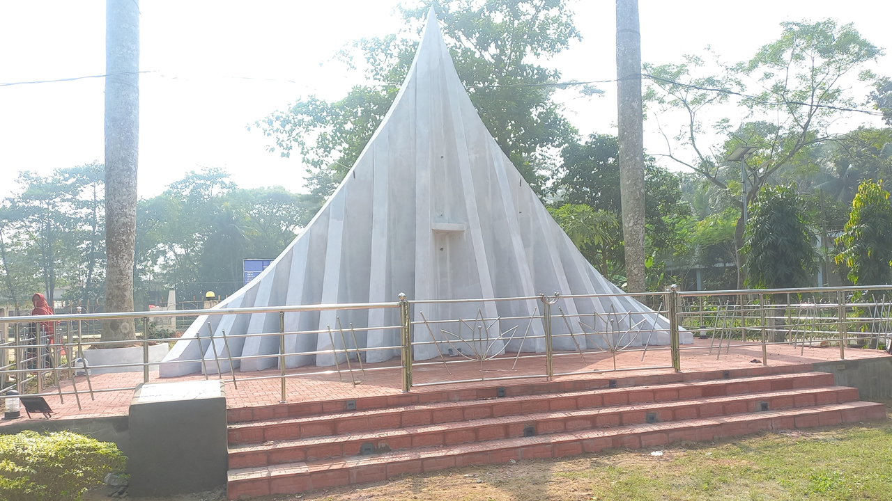 রাঙ্গুনিয়া উপজেলা কমপ্লেক্স চত্বরে স্থাপিত স্মৃতিসৌধ। ছবি : কালবেলা