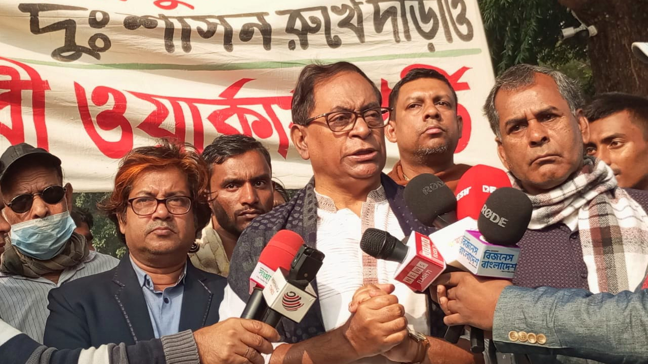 বৃহস্পতিবার (১৪ ডিসেম্বর) সকালে মিরপুরে শহীদ বুদ্ধিজীবী স্মৃতিসৌধে কথা বলছেন বিপ্লবী ওয়ার্কার্স পার্টির সাধারণ সম্পাদক সাইফুল হক। ছবি : কালবেলা