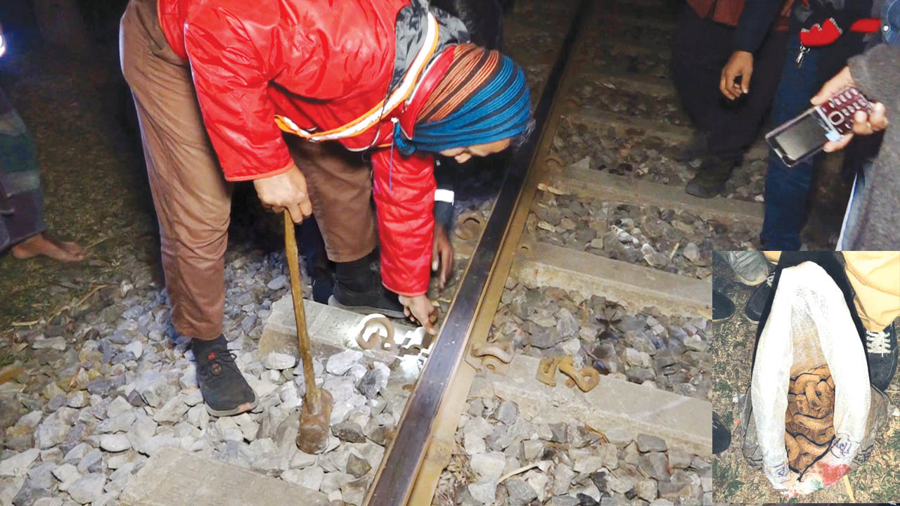 নীলফামারীর ডোমারে বুধবার রাতে খুলে ফেলা রেললাইনের ফিশপ্লেটে ক্লিপ লাগানোর কাজ করছেন রেলকর্মীরা। ইনসেটে স্থানীয়দের ধাওয়ায় দুর্বৃত্তরা পালি গেলে উদ্ধার করা ফিশপ্লেটের ক্লিপ। ছবি: কালবেলা