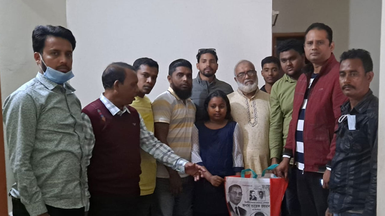 গ্রেপ্তারকৃত খুলনার কারাবন্দি নেতৃবৃন্দের পরিবারের পাশে  রকিবুল ইসলাম বকুল। ছবি : সংগৃহীত