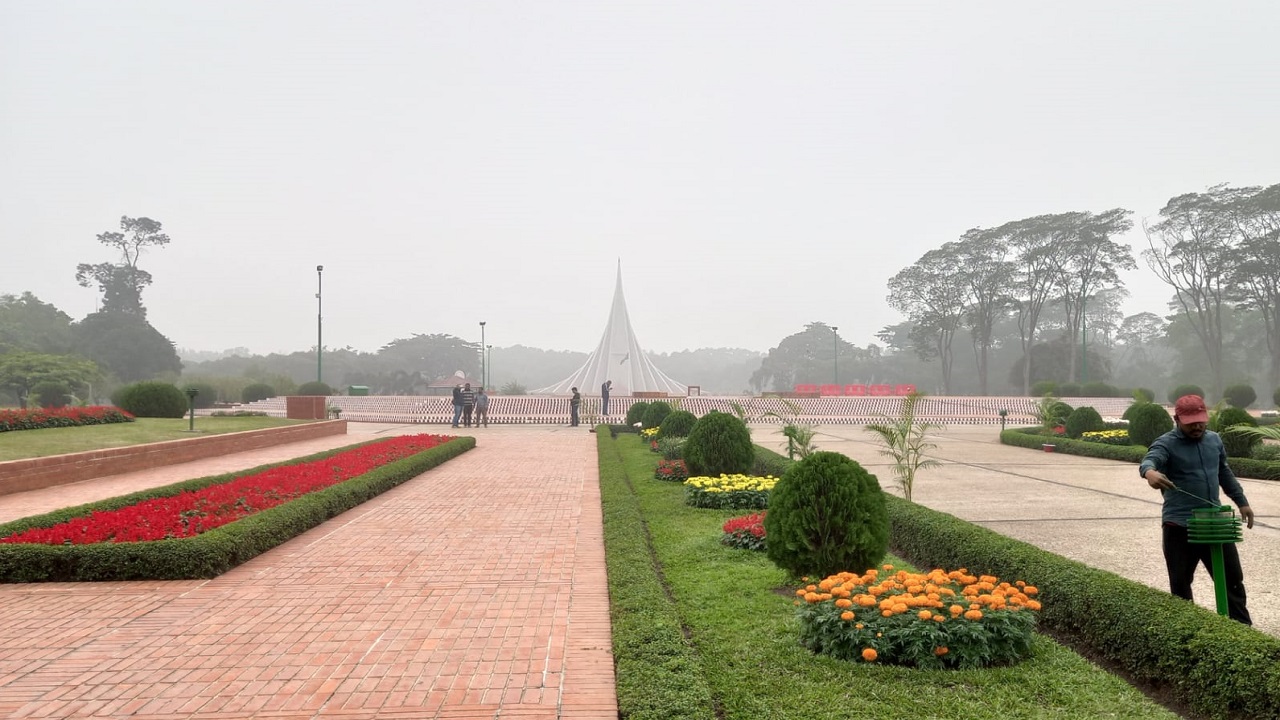 জাতীয় স্মৃতিসৌধে চলছে শেষ মুহূর্তের প্রস্তুতি। ছবি : কালবেলা