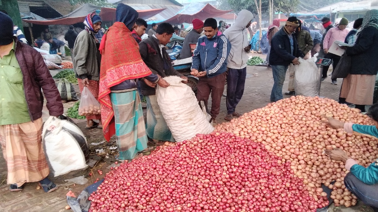 জয়পুরহাট শহরের নতুনহাটে শুক্রবার সকাল সাড়ে ৭টার দিকে আগাম জাতের আলু বিক্রি করছেন ব্যবসায়ীরা। ছবি : কালবেলা