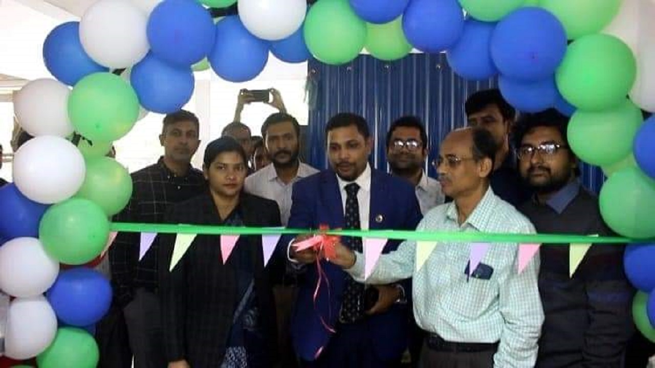 ওয়ান স্টপ ইমার্জেন্সি সেন্টারের উদ্বোধন করছেন উপজেলা স্বাস্থ্য ও পরিবার পরিকল্পনা কর্মকর্তা ডা. মোহাম্মদ মহিউদ্দিন মাজেদ চৌধুরী। ছবি : কালবেলা