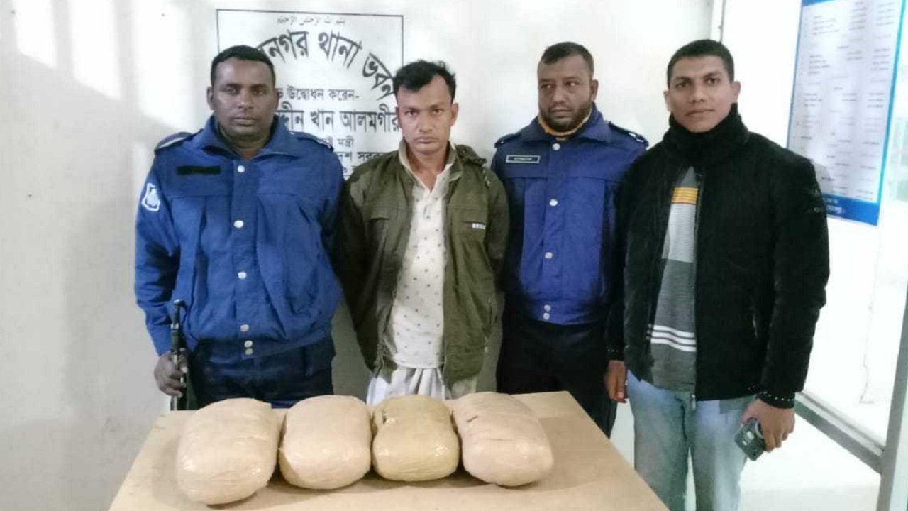 গাঁজাসহ আটক আসামি রাজু আহমেদ। ছবি : কালবেলা