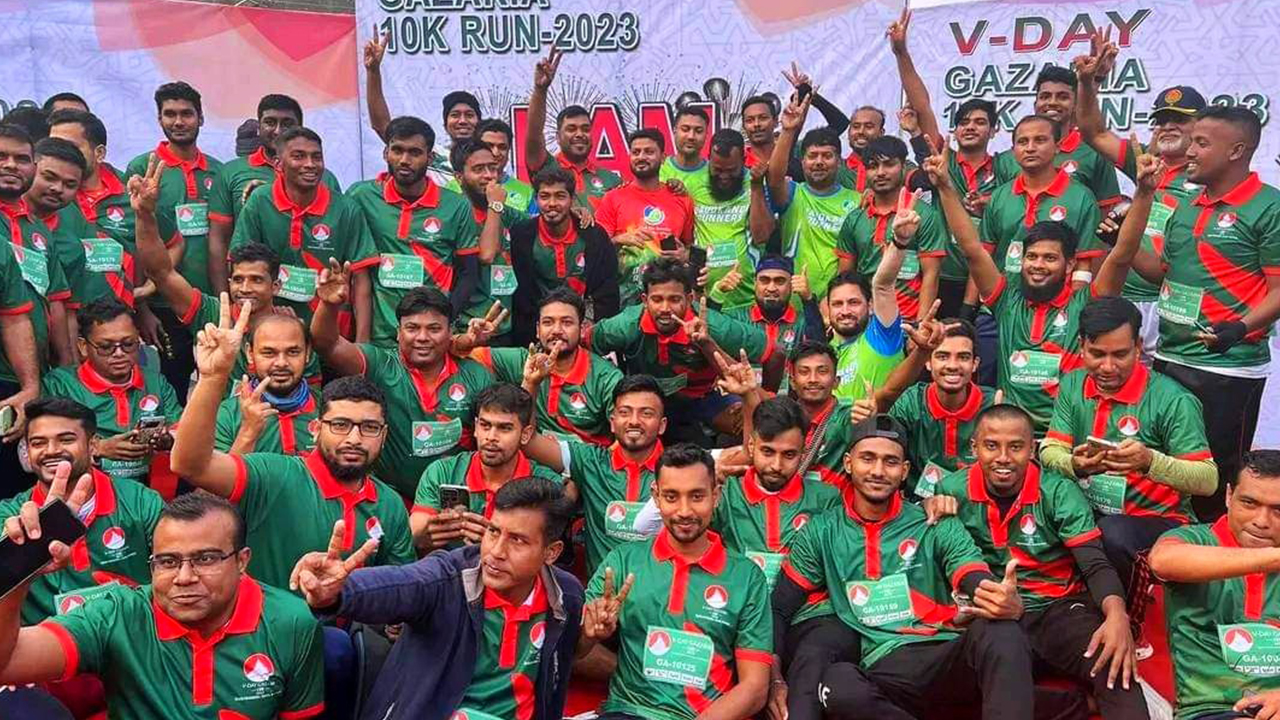 বিজয় দিবস উপলক্ষে মুন্সীগঞ্জের গজারিয়ায় ১০ কিমি ম্যারাথন প্রতিযোগিতা। ছবি : কালবেলা