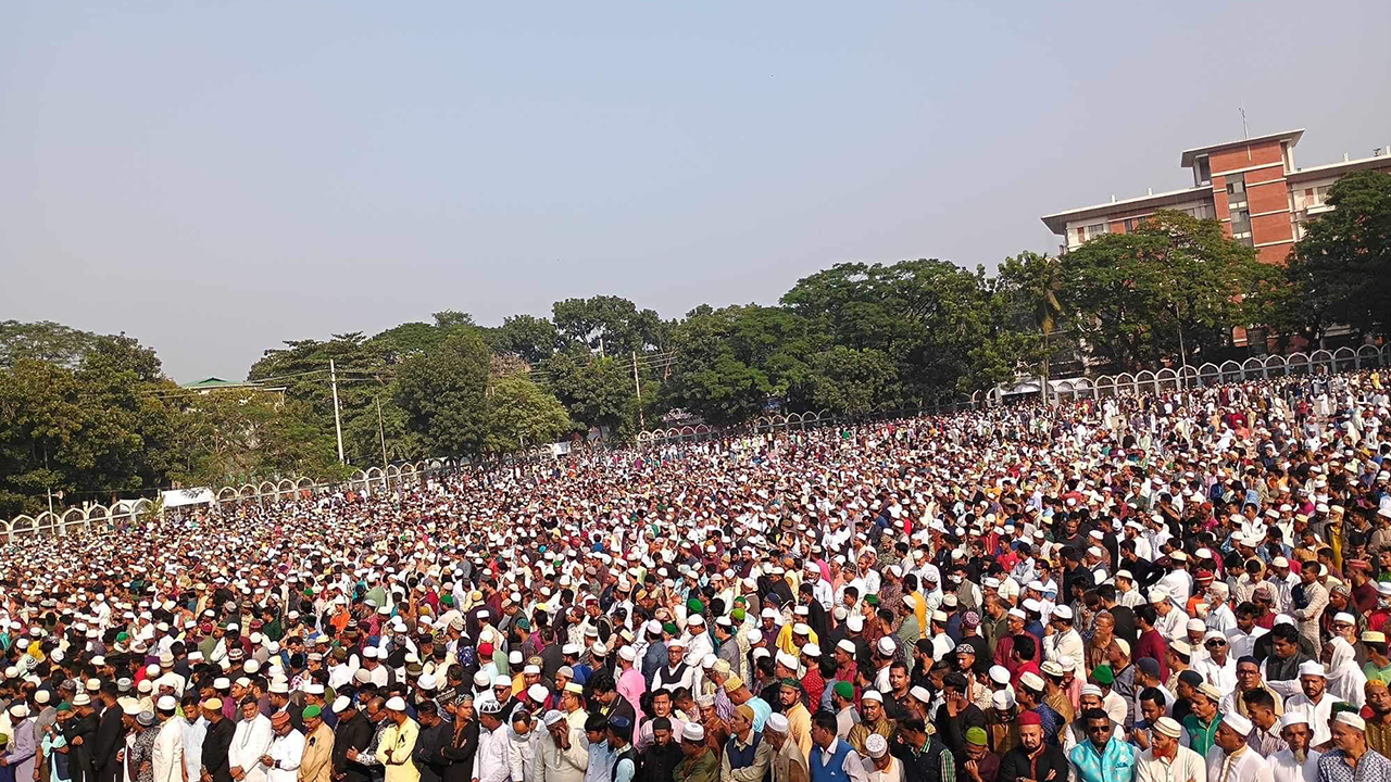 কুমিল্লা সিটি কর্পোরেশনের সদ্য প্রয়াত মেয়র আরফানুল হক রিফাতের জানাজা অনুষ্ঠিত। ছবি : কালবেলা