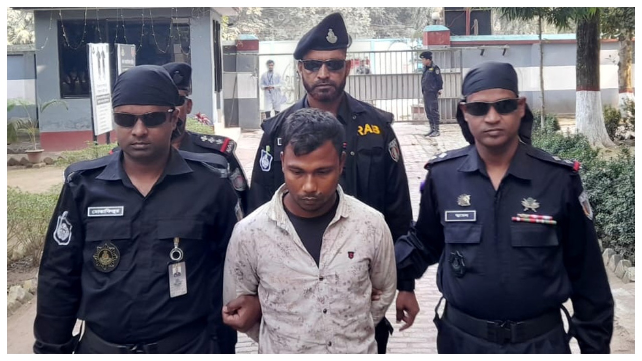 বগুড়ার শিবগঞ্জে ট্রাকচালক রুবেল হত্যার ঘটনায় প্রধান আসামি মিনহাজুলকে গ্রেপ্তার করেছে র‌্যাব। ছবি : কালবেলা