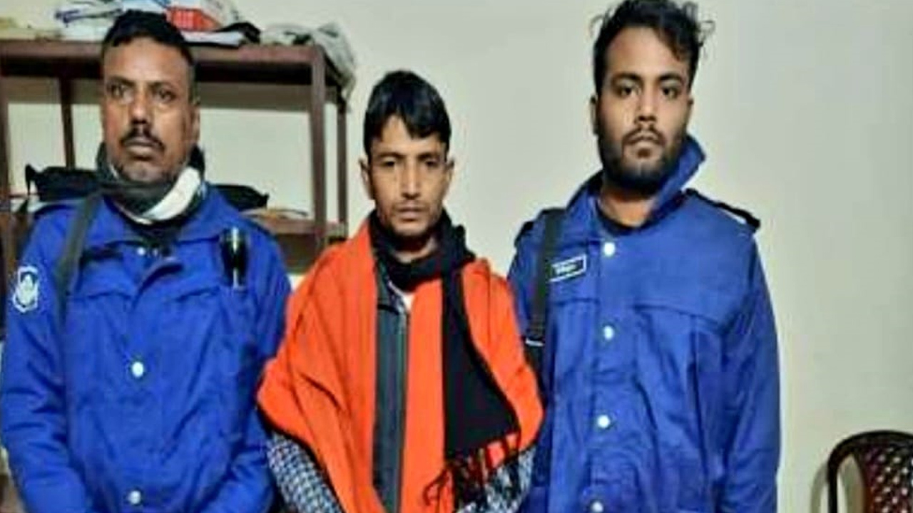 আটক হওয়া মো. রহমত আলী ভূঁইয়া। ছবি : কালবেলা