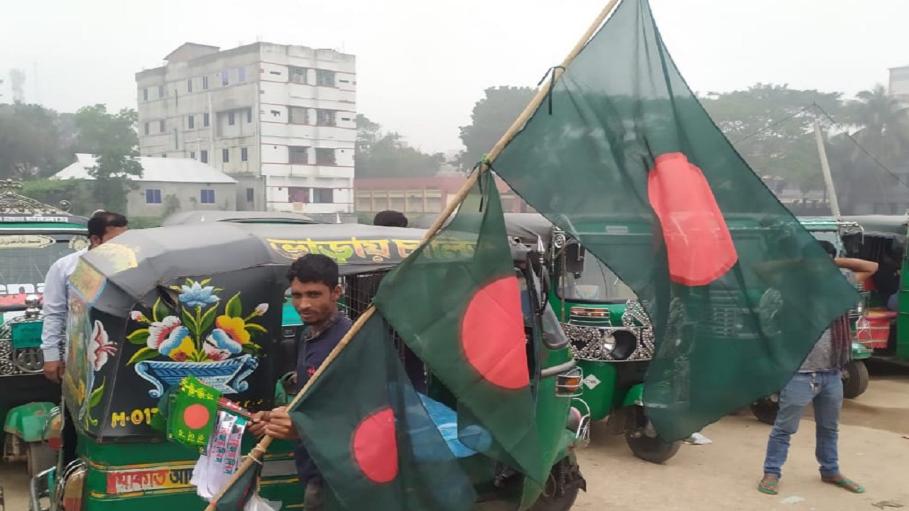 কুমিল্লার ব্রাহ্মণপাড়ায় পতাকা হাতে একজন দেশপ্রেমিক ফেরিওয়ালা। ছবি : কালবেলা