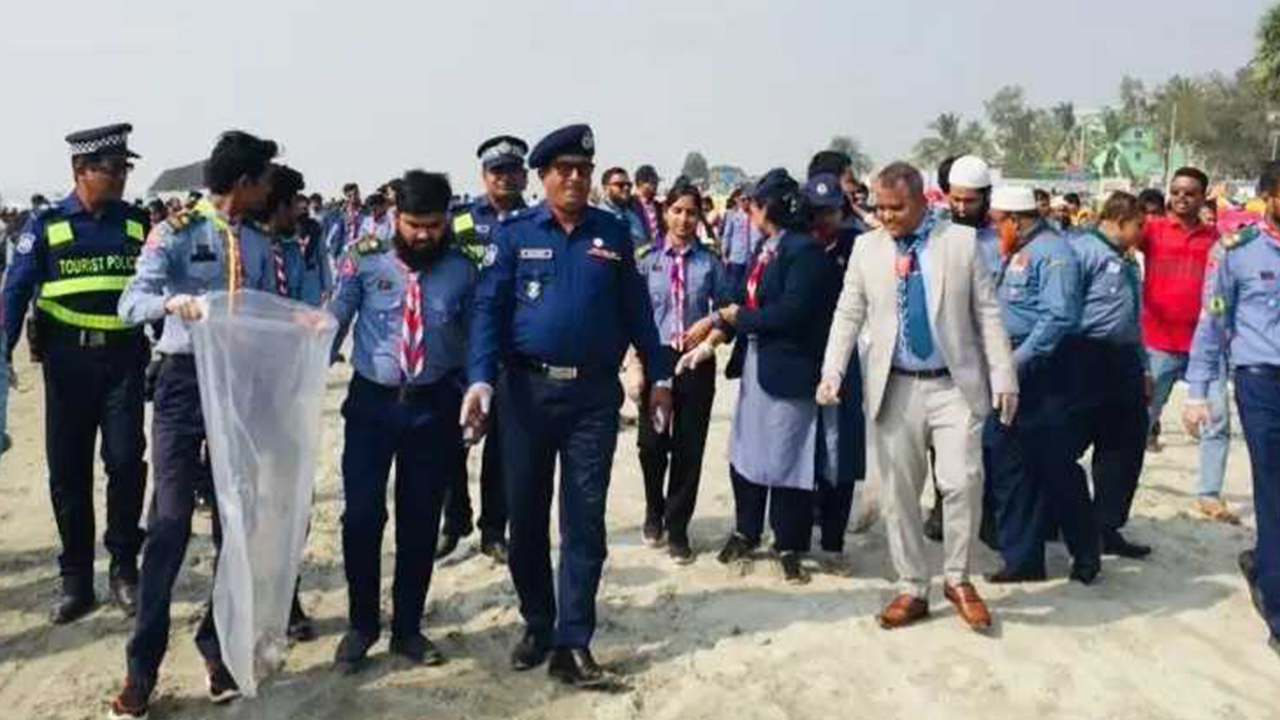 পবিপ্রবির রোভার স্কাউট গ্রুপের কুয়াকাটা সমুদ্র সৈকতে পরিচ্ছন্নতা অভিযান। ছবি : কালবেলা