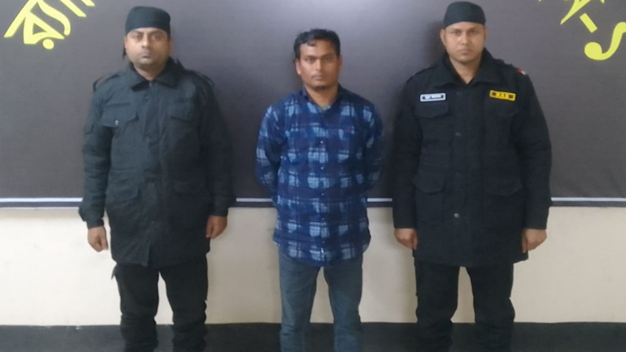 গ্রেপ্তার আনসার আল ইসলামের সদস্য রমিজুল ইসলাম। ছবি : কালবেলা