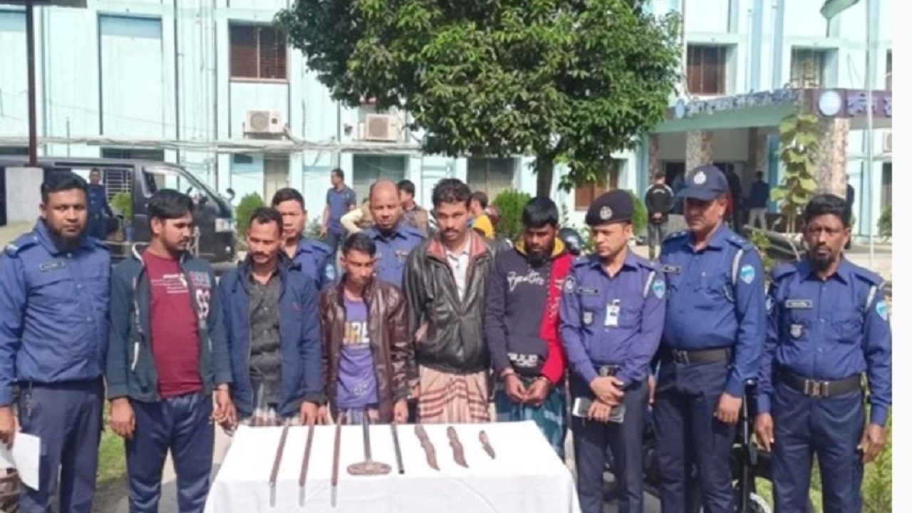 মহাসড়কে ওঁৎপেতে থাকা আন্তঃজেলা ডাকাতদলের পাঁচ সদস্যকে গ্রেপ্তার করেছে পুলিশ। ছবি : কালবেলা