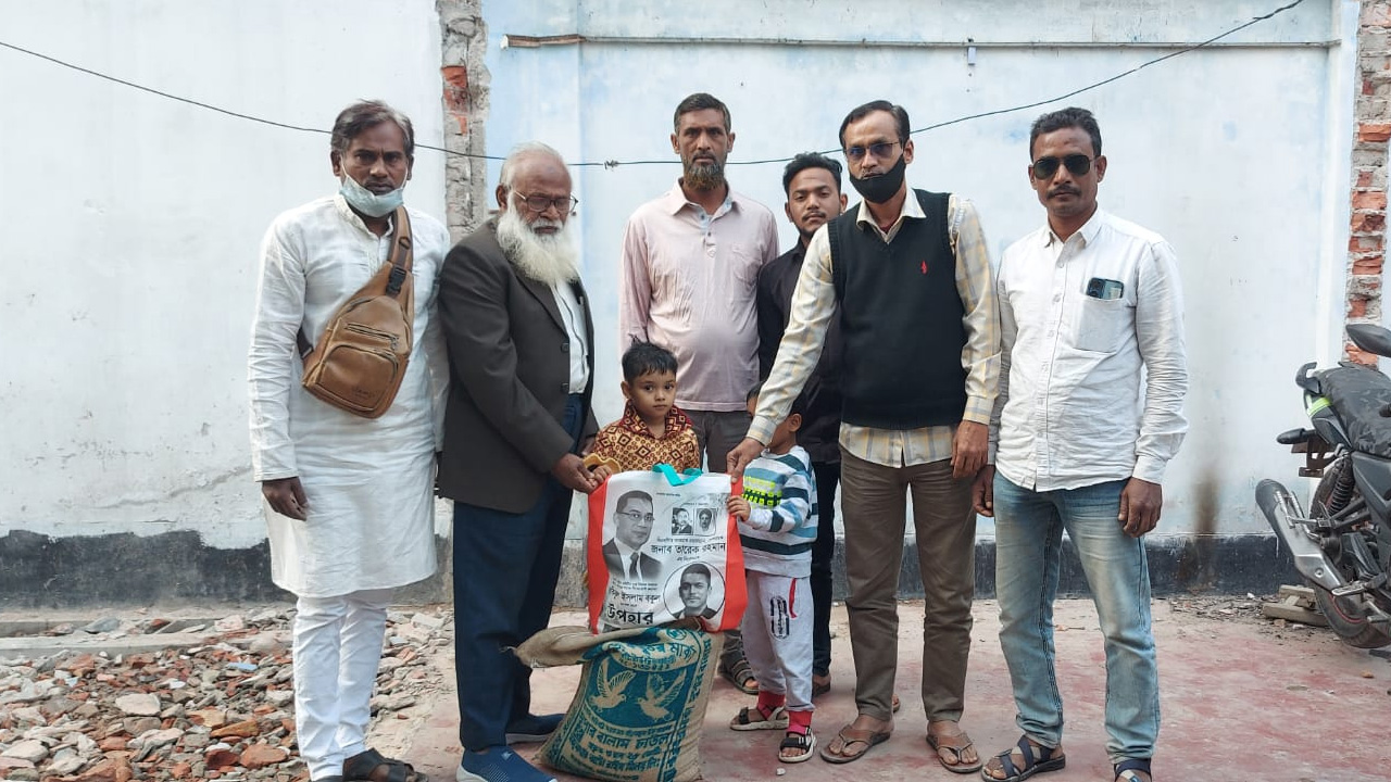 খুলনা মহানগরে বিএনপি ও অঙ্গসংগঠনের কারাবন্দি পরিবারকে সহায়তা দিয়েছেন রকিবুল ইসলাম বকুল। ছবি : কালবেলা