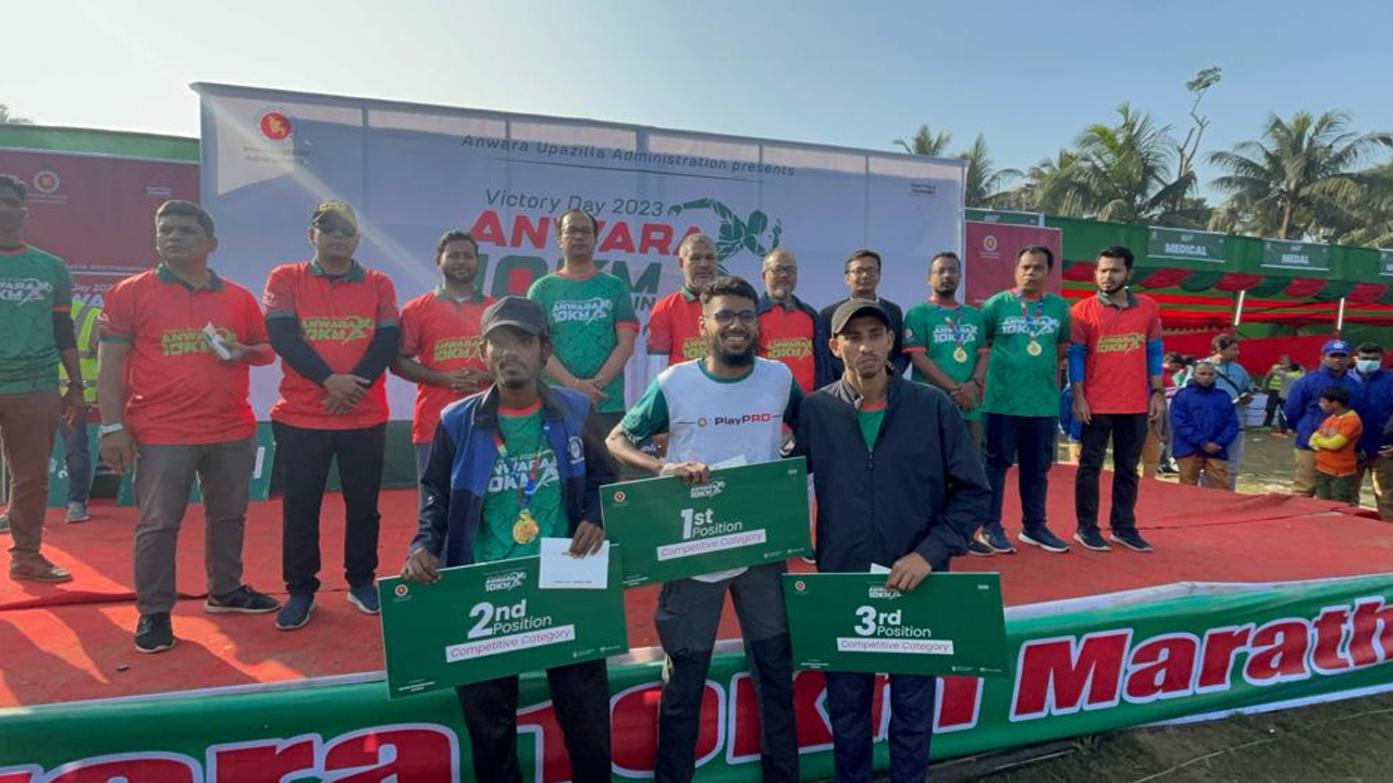 দশ কিলোমিটার হাফ ম্যারাথন দৌড়ে বিজয়ী ও অংশগ্রহণকারীদের সঙ্গে অতিথিরা। ছবি : কালবেলা
