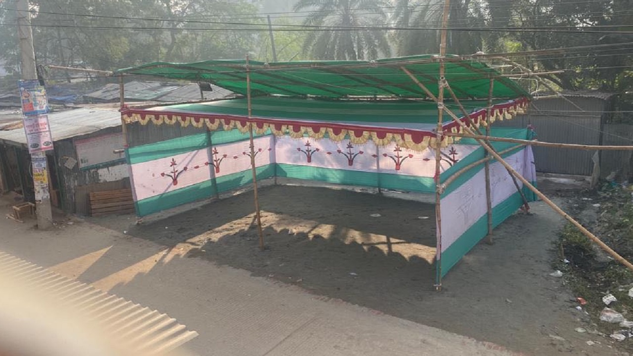 আব্দুস সামাদের ভরাটকৃত জায়গায় সাইফুল ইসলামের নির্বাচনী ক্যাম্প। ছবি : কালবেলা