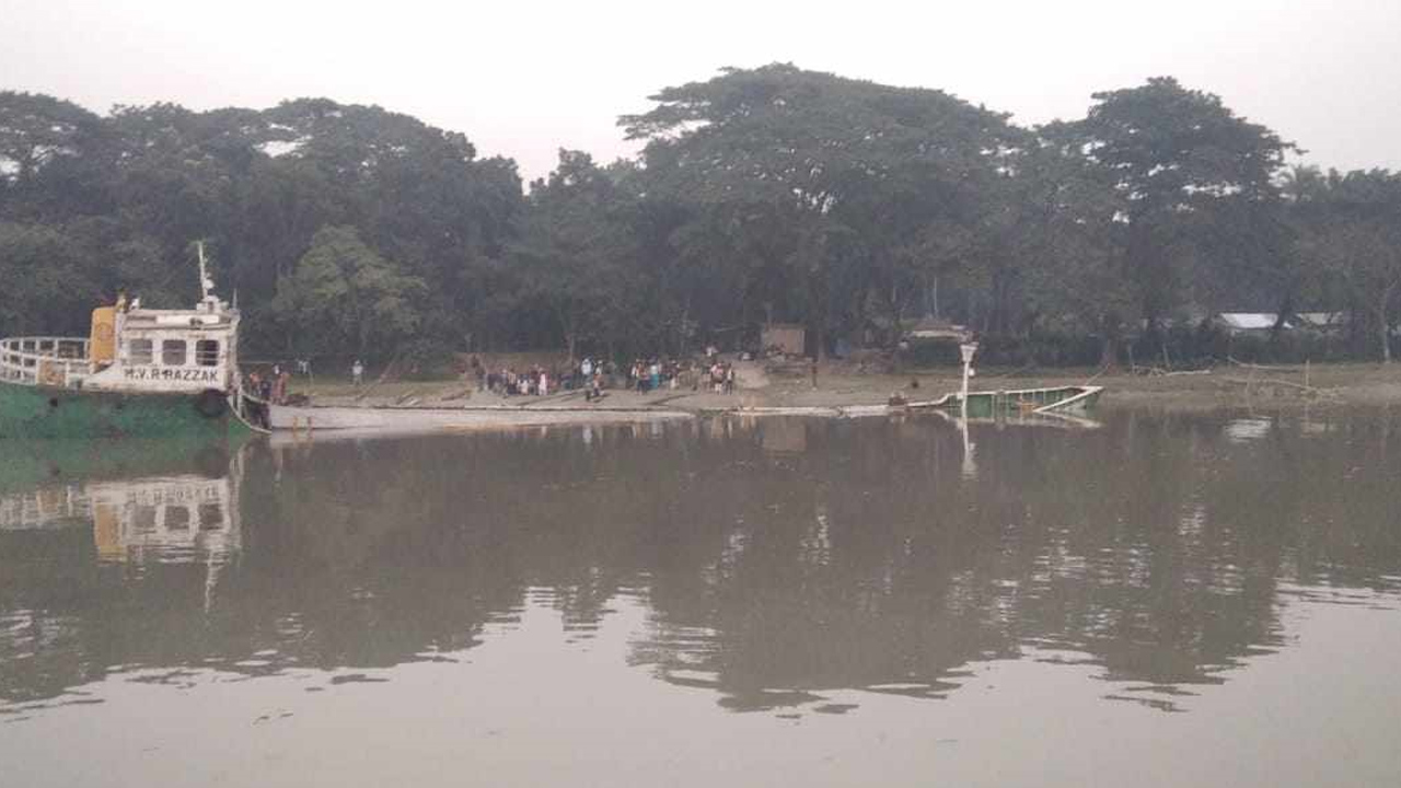 যশোরের অভয়নগরের ভৈরব নদে ডুবে যায় জাহাজ। ছবি : কালবেলা