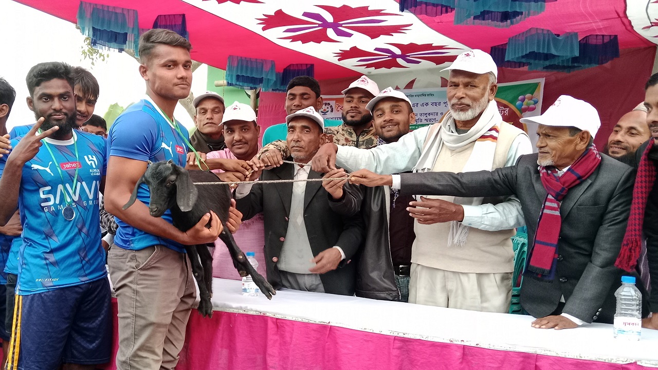 ফুটবল খেলায় বিজয়ী দলকে ছাগল উপহার দিচ্ছেন অতিথিবৃন্দ।  ছবি : কালবেলা