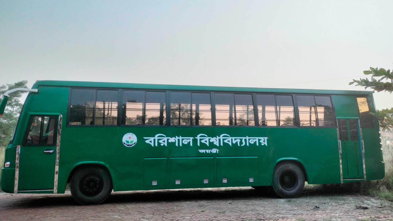 বরিশাল বিশ্ববিদ্যালয়ের নতুন বাস। ছবি : কালবেলা