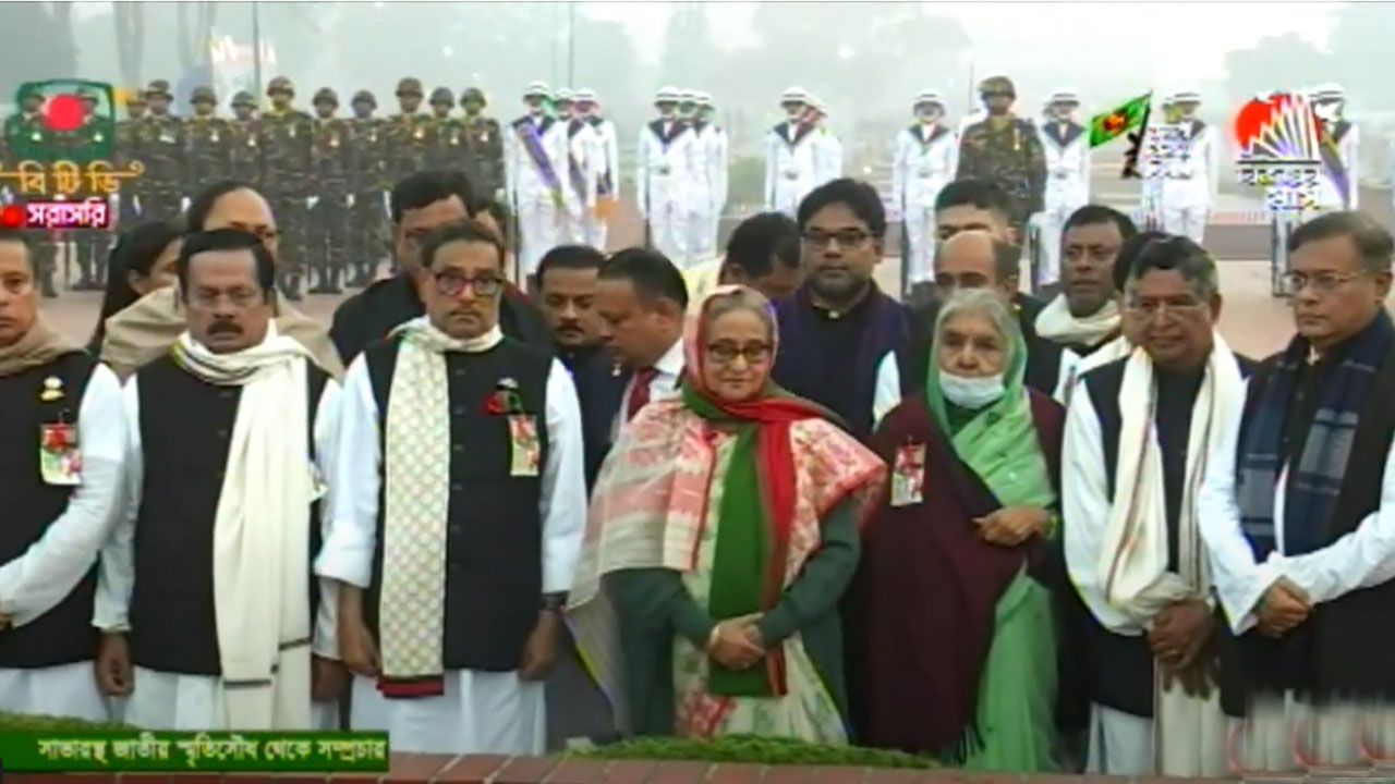 জাতীয় স্মৃতিসৌধে আওয়ামী লীগ সভাপতি ও প্রধানমন্ত্রী শেখ হাসিনার নেতৃত্বে শ্রদ্ধা জানিয়েছে দলটির নেতাকর্মীরা। ছবি : সংগৃহীত