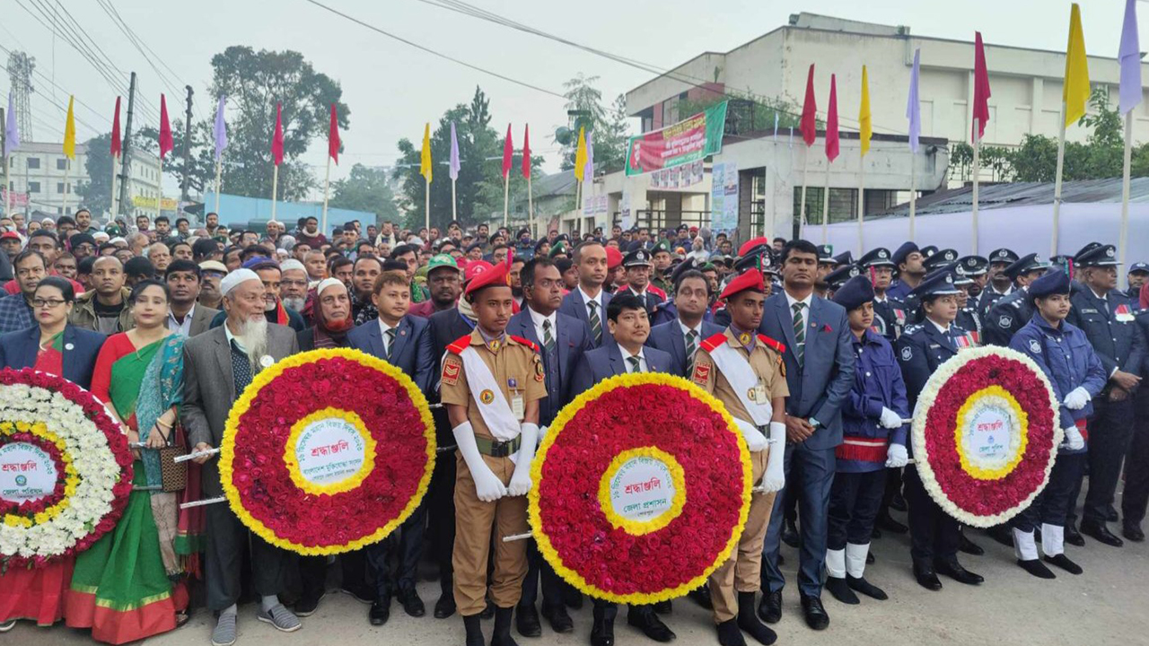 বিজয় দিবসে শেরপুরে শহীদ মুক্তিযোদ্ধা স্মৃতিস্তম্ভে পুষ্পস্তবক অর্পণ। ছবি : কালবেলা