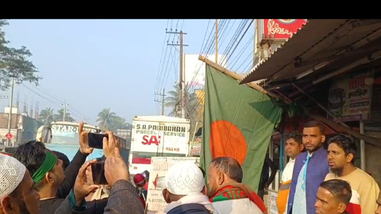 লক্ষীপুরে পতাকা অবমাননা নিয়ে সংঘর্ষ। ছবি : কালবেলা