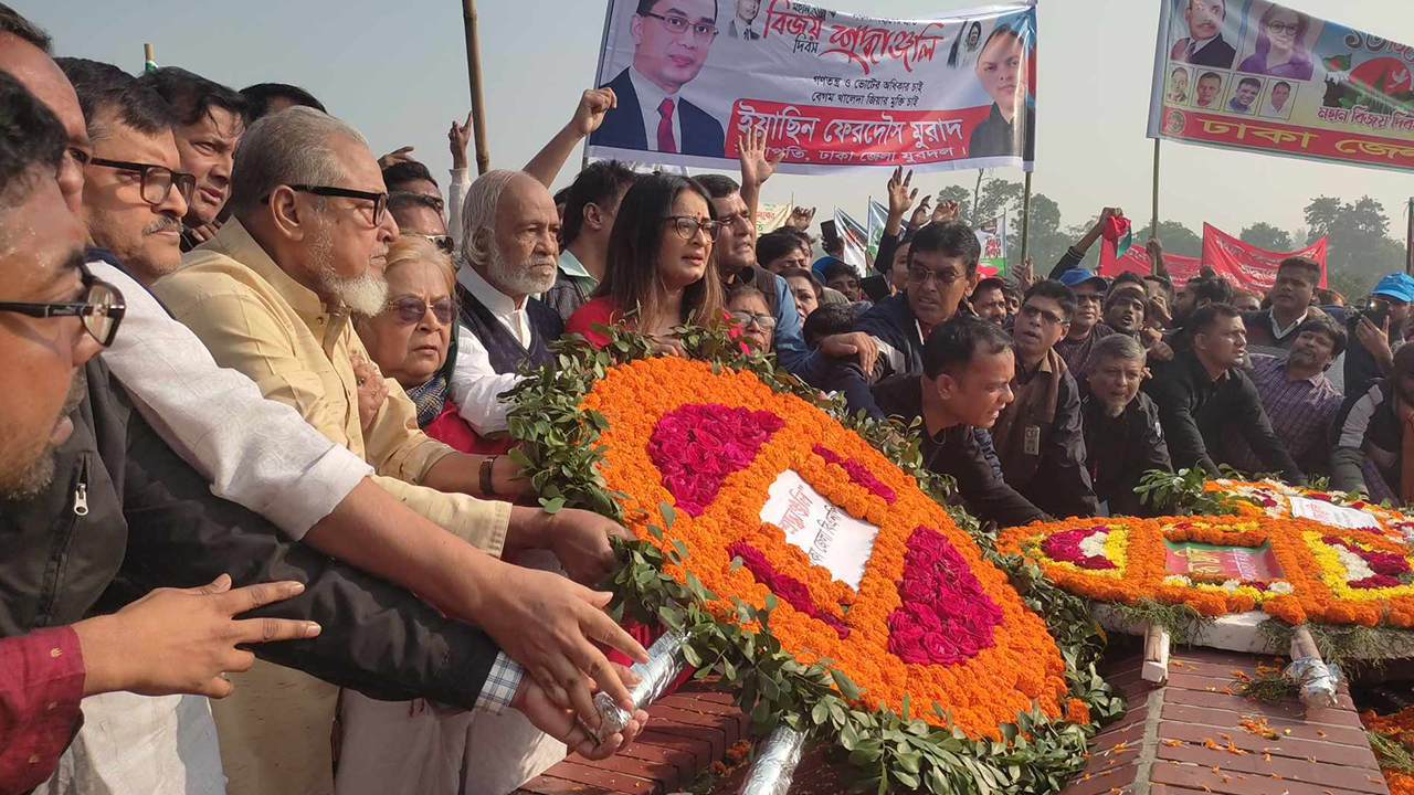 নেতাকর্মীদের সঙ্গে নিয়ে সাভারের জাতীয় স্মৃতিসৌধে শহীদের প্রতি শ্রদ্ধা করেন মঈন খান। ছবি : কালবেলা