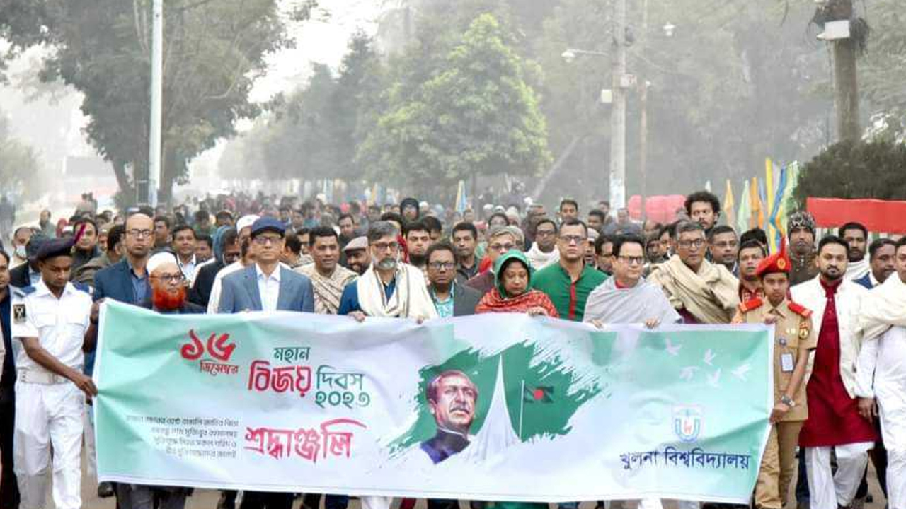 খুলনা বিশ্ববিদ্যালয়ে বিজয় শোভাযাত্রা। ছবি : কালবেলা