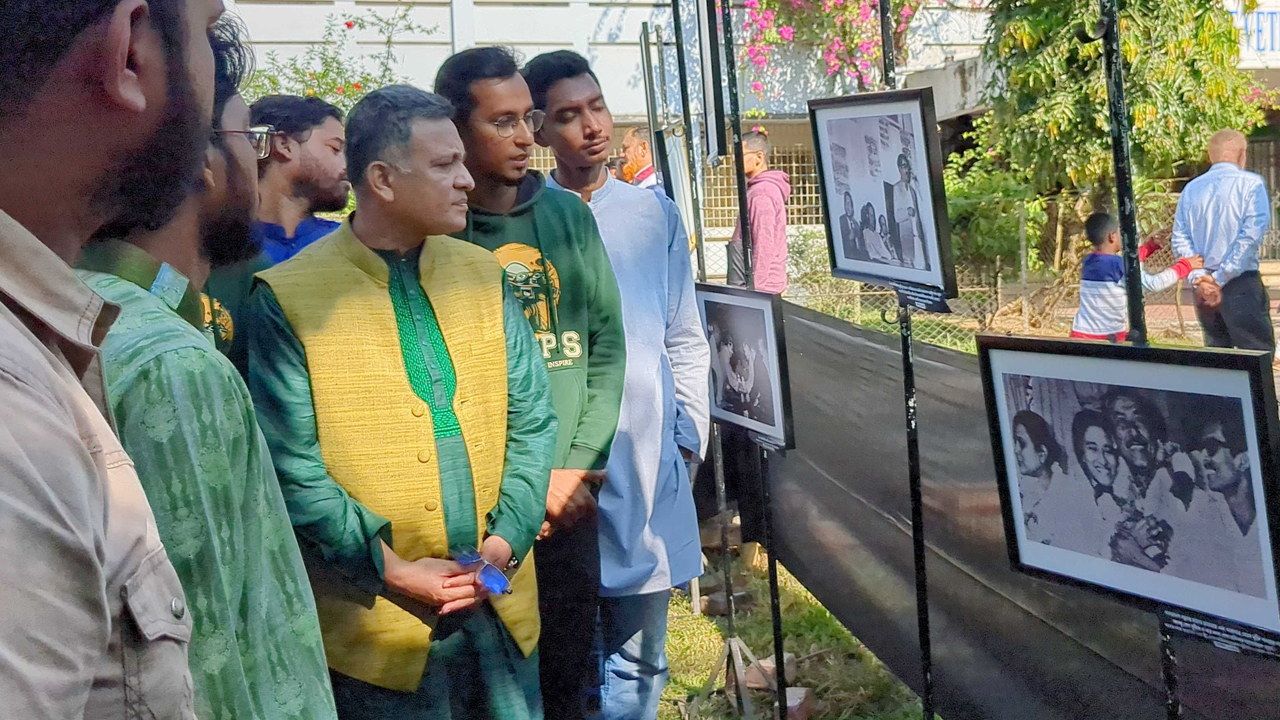 সিকৃবিতে প্রদর্শিত আলোকচিত্র দেখছেন অতিথিরা। ছবি : কালবেলা