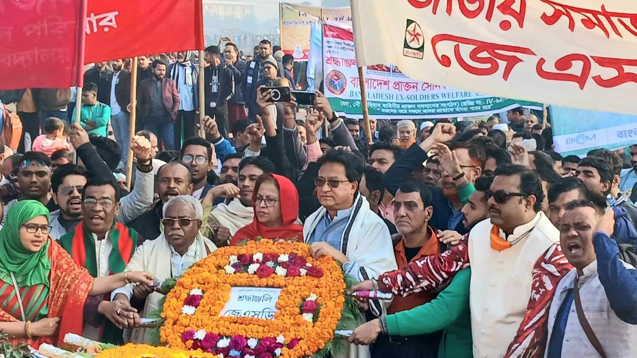 শনিবার সকালে সাভারে জাতীয় স্মৃতিসৌধে শহীদদের প্রতি সম্মান জানান জেএসডির নেতৃবৃন্দ। ছবি : কালবেলা