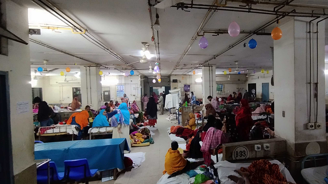 মেহেরপুরে হাসপাতালে বাড়ছে শীতজনিত রোগীরা অবস্থান করছেন। ছবি : কালবেলা