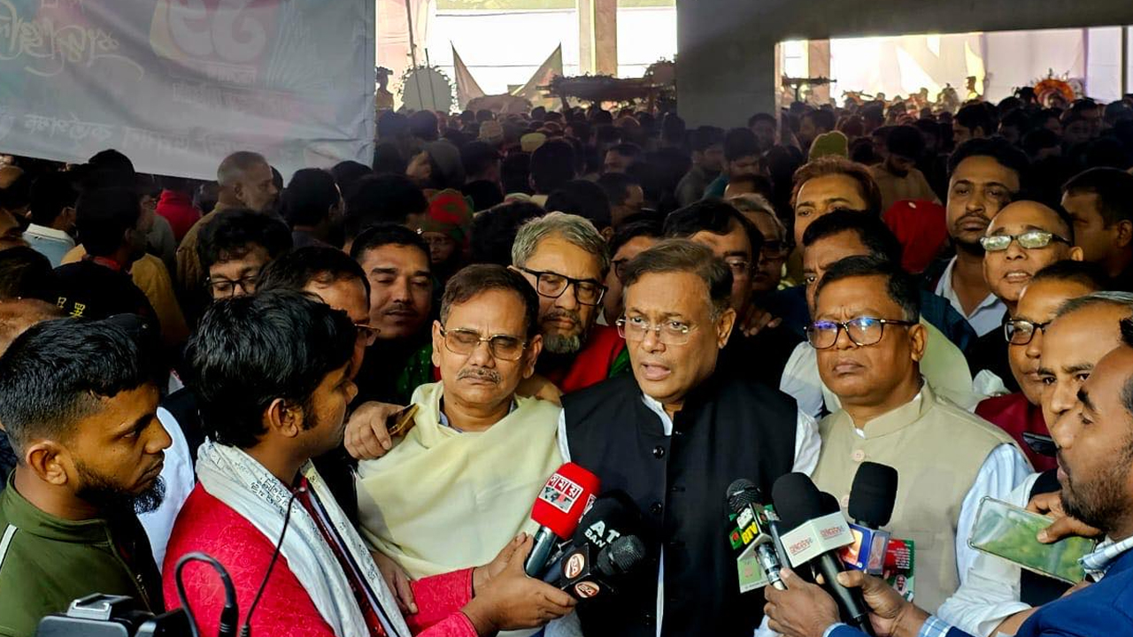 ধানমন্ডি ৩২ নম্বরে বঙ্গবন্ধুর প্রতিকৃতিতে শ্রদ্ধা নিবেদন শেষে তথ্যমন্ত্রী ড. হাছান মাহমুদ। ছবি : কালবেলা